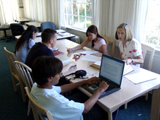 Summer visitors enjoy one of Stanford's many study areas.