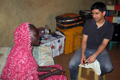 Mohasin Babakir, a refugee from Sudan, talks with Stanford student Parth Bhakta /Photo: Beth Duff-Brown