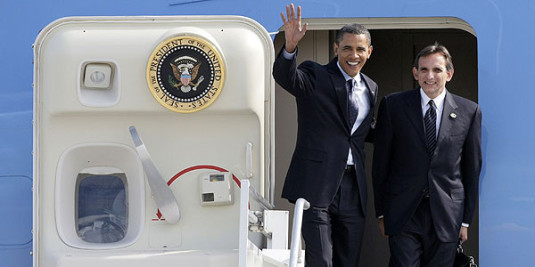 U.S. President Barack Obama (L) waves next to U.S ambassador in Mexico Carlos Pascual as they arrival at the International airport in Guadalajara City August 9, 2009. U.S. President Barack Obama, Canadian Prime Minister Stephen Harper and Mexican President Felipe Calderon will meet in Guadalajara to attend a summit of North American leaders on August 9 and 10.